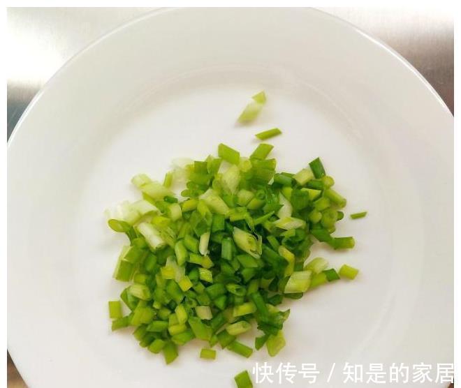 吃腻|吃腻了馒头，试试这款香煎小油卷，表皮松软底部酥脆，无敌美味