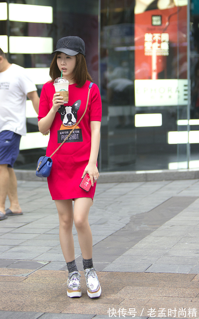 街拍|重庆街拍,百搭单品的T恤,舒服又随意,怎么搭配都好看!