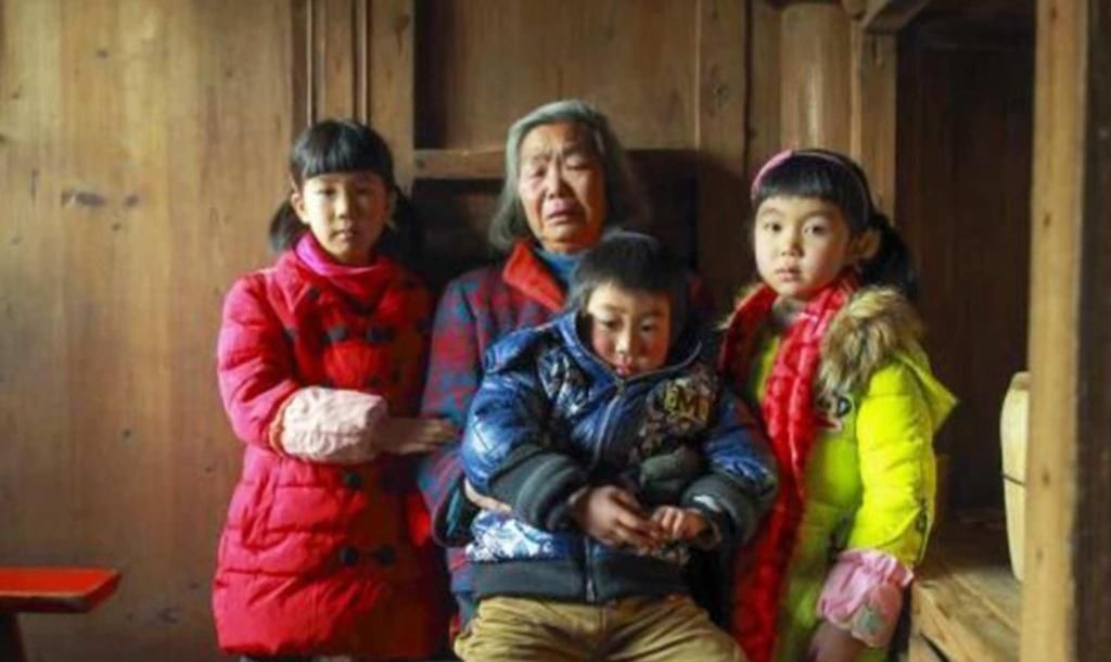 外孙|“新型啃老”正在啃掉父母的棺材本,父母毫无察觉,反夸孩子孝顺