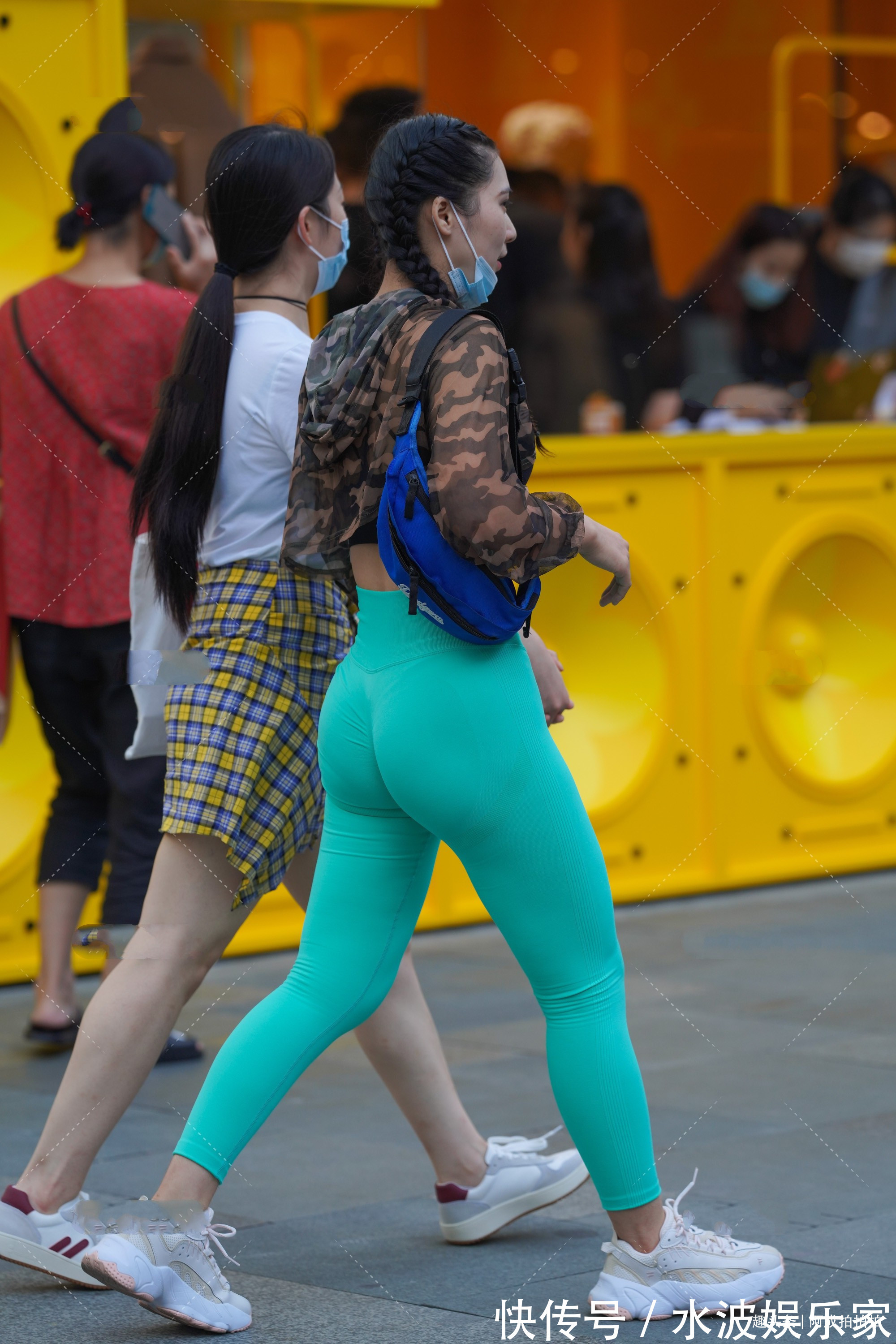 紧身运动裤 迷彩短款卫衣搭配湖蓝色紧身运动裤,气质出众,引领时尚潮流