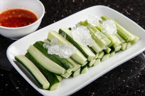 腌黄瓜|腌黄瓜,切忌直接用盐杀水,多加1步骤,咸香入味,吃起来嘎嘣脆