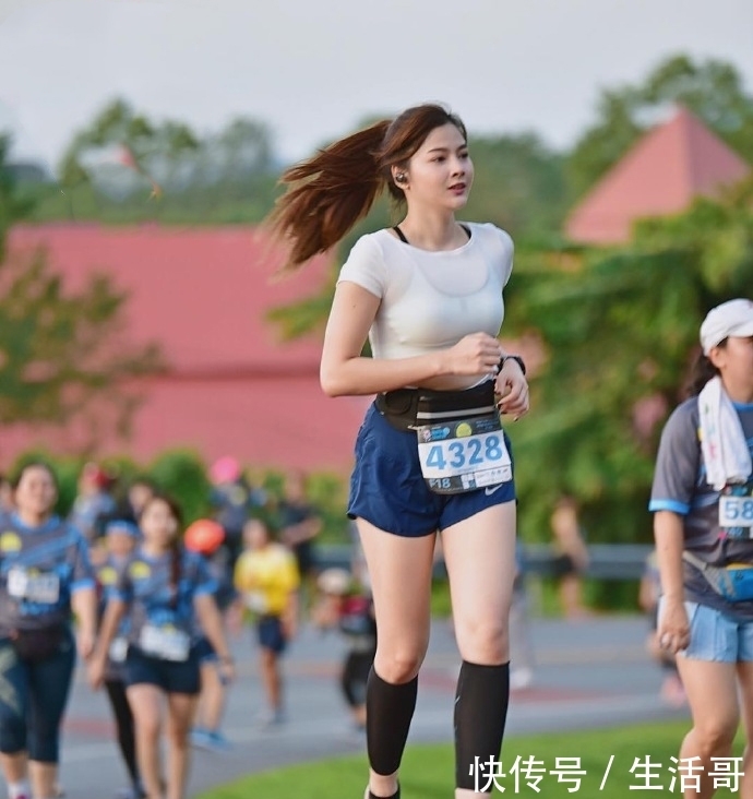 街拍;马尾辫发型怎么弄好看,时尚达人教你怎么变青春靓丽