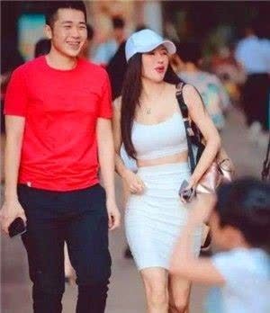 甜美可爱 超可爱的小姐姐, 展现性感酷雅气质, 笑容甜美可爱