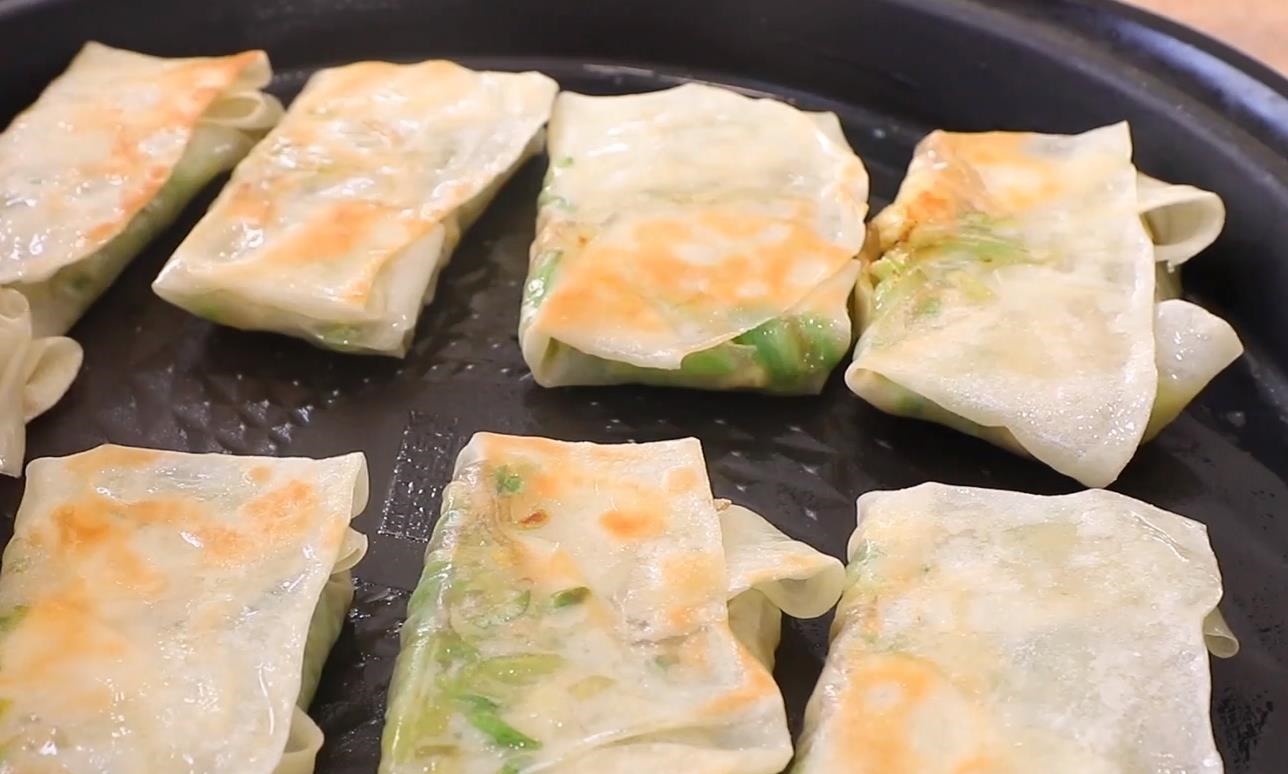 一个萝卜,两个鸡蛋,这样做超好吃,皮薄大馅,香酥多汁比包子香