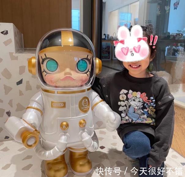 陈赫带女儿高调炫富,豪掷近万元买一个手办,豪宅一面墙抵一套房