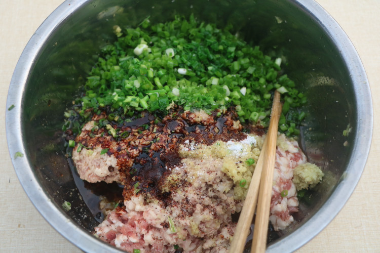 就馋这小笼包,不用酵母发酵,冷了也柔软,出锅就吃8个