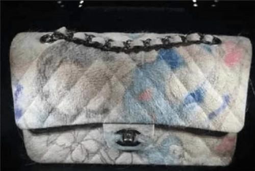 包包|他给猪纹身,因花纹独特,猪皮被香奈儿70万买走,做成限量版包包!