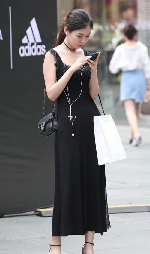 街拍美女小姐姐黑色吊带长裙，优雅高贵，彰显东方女人的气质美