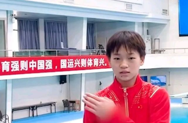 跳水|全红婵跳海前有行动!红姐戴着小蓝帽心情好,水壶吉祥物挂了一身