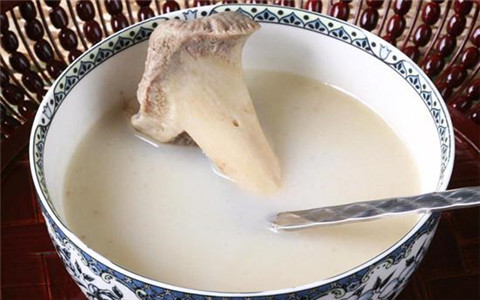 无论炖什么骨头汤，最忌直接加水，多加这1步，汤汁更香更浓白！