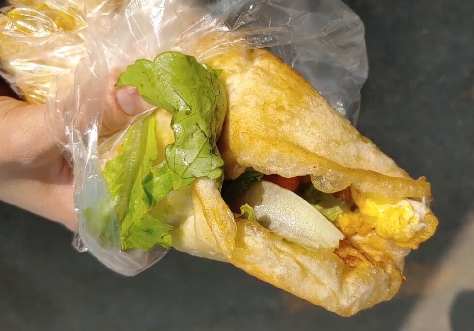 大妈摆摊做鸡蛋饼，配菜只有三样，食客好吃到差点把舌头给吞了