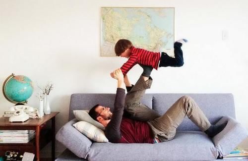 风扇|爸爸带孩子吃西瓜照火了,发明了电风扇“吃瓜法”,懒出了新高度