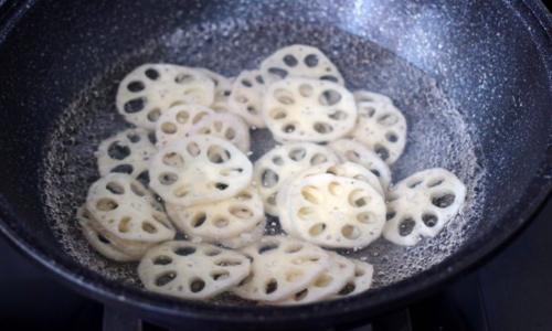 做凉拌莲藕焯水时多加一个料，莲藕不发黑，片片白净，更加脆爽