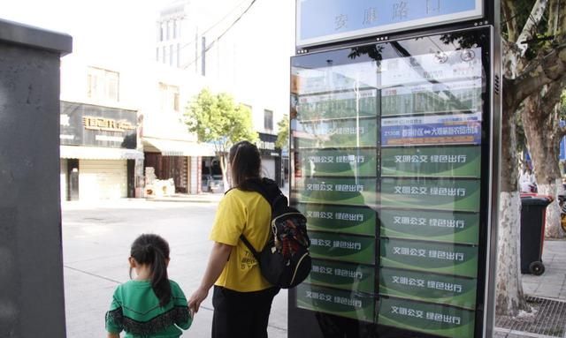 蕊蕊|女孩两岁仍不会走路说话,7岁时的智商只有1岁,妈妈为她寻重生路