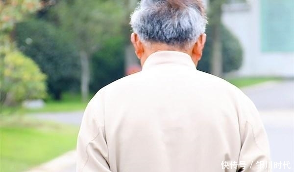 身体缺乏什么营养元素,会长白头发?医生:补回来还有变黑的可能