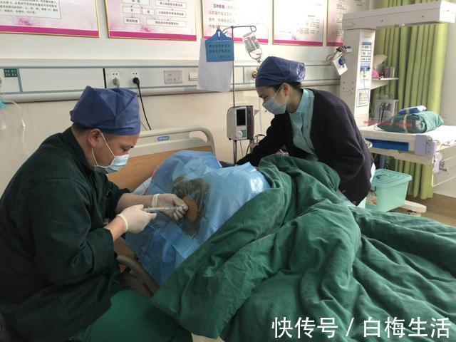 伤口|顺产有多难?产妇现场直播分娩过程,网友:隔着屏幕都感觉到疼!