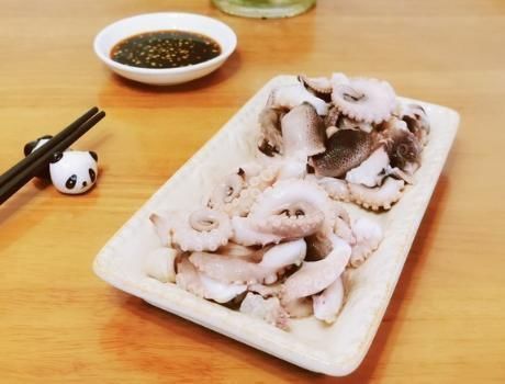 白灼八爪鱼为啥咬不动海边渔民指出做错的步骤,原来这做法才对