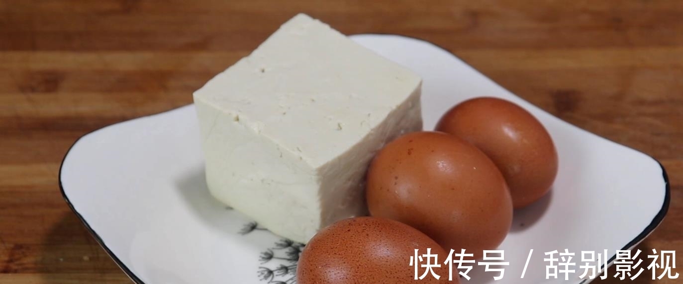 大厨教你豆腐扔进蛋液，擀面杖一压，天天吃都不腻，上桌就被吃光