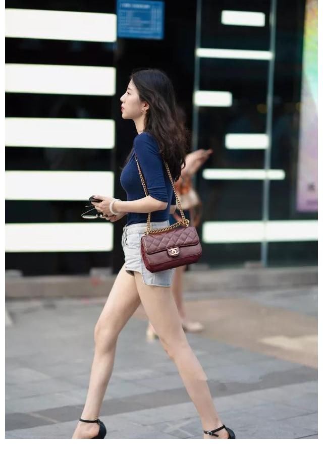 高跟凉鞋|美女一双一字带的黑色高跟凉鞋，气质时尚，又带着魅力