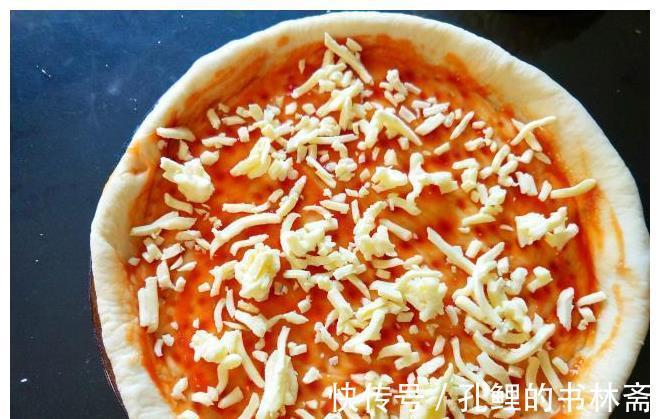 披萨饼|一家四口的早餐，吃披萨最过瘾，有肉有菜还有饼，老公孩子抢着吃