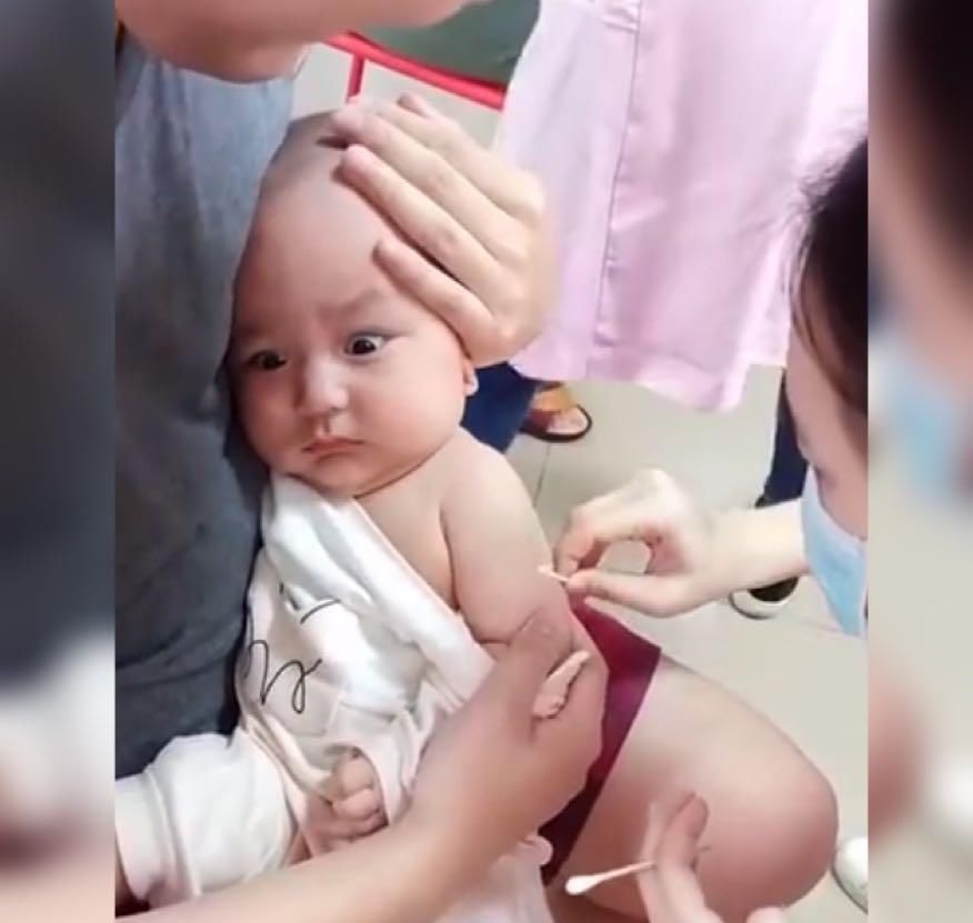 宝宝|爸爸带娃去打针,娃瞬间秒变“戏精”,网友只怪打针的前奏太长