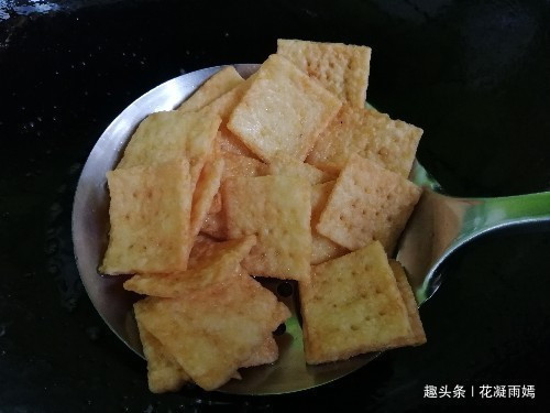 酥脆|小米别光熬粥了，加1个鸡蛋，1碗面粉，教你做成锅巴，又香又酥脆