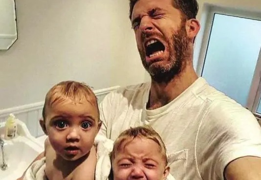 孩子|4个老人抢着带孩子,互不相让,逼疯夫妇俩我生3个每人一个吧