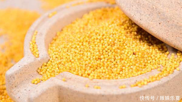 熬小米粥时,直接用水煮是错的,大厨教你一招,米粥香浓油润好喝