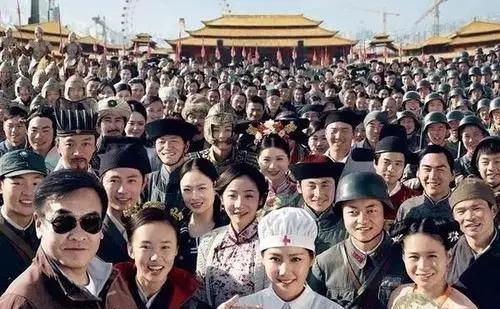 單身漢|橫店20萬群演的現狀:為成名美女“泛濫成災”,懶漢和光棍的天堂