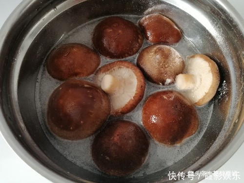 炒香菇时到底要不要焯水？今天终于明白了，看完涨知识了