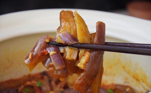 茄子此做法，鲜香解馋，儿子又多吃了一碗饭