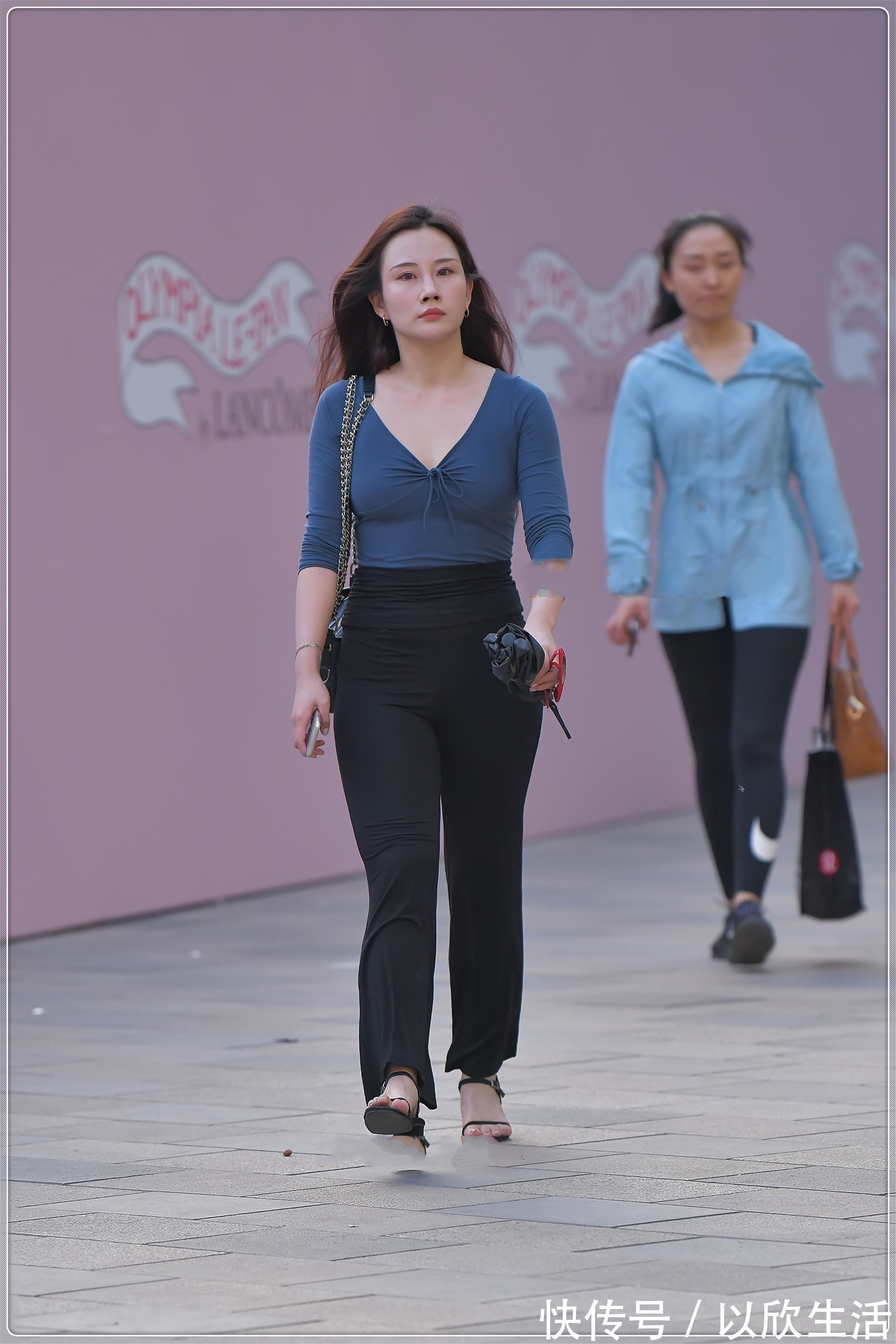 紧身裤 深蓝色V领修身衣搭配黑色阔腿裤，简约时尚，大方优雅