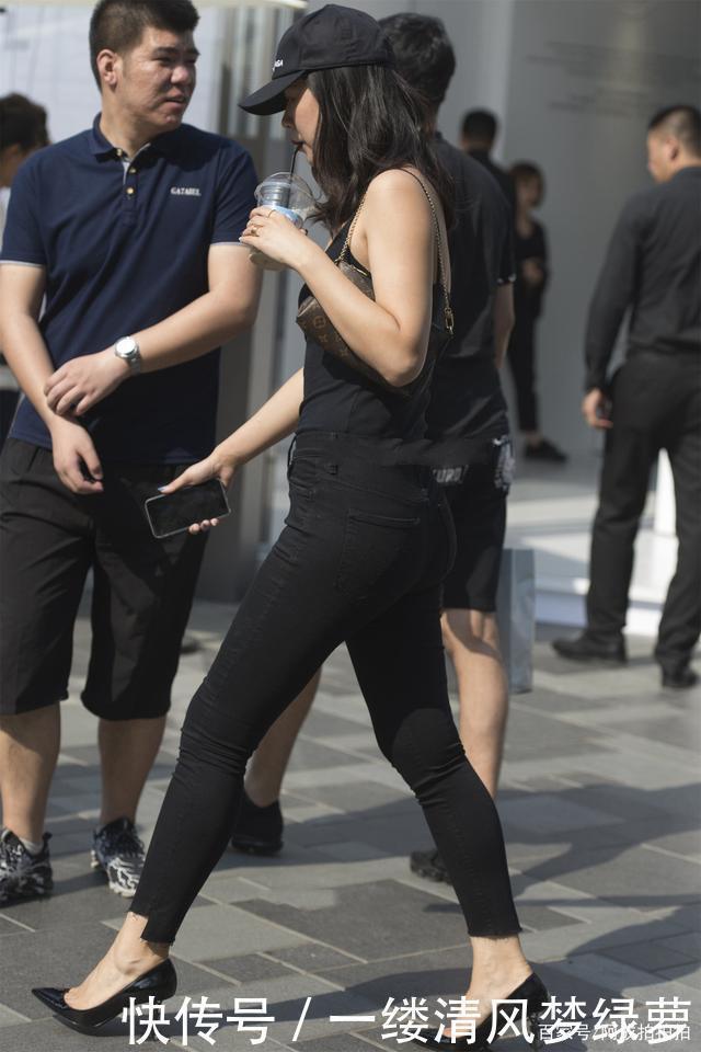 黑色背心搭配同色长裤,冷艳气质,扑面而来