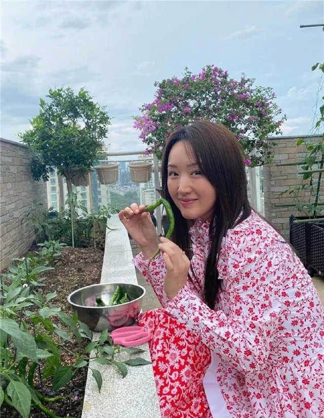 穿搭 40岁不要和一套花一起穿,高档、时尚又洋气的“高级灰”配色