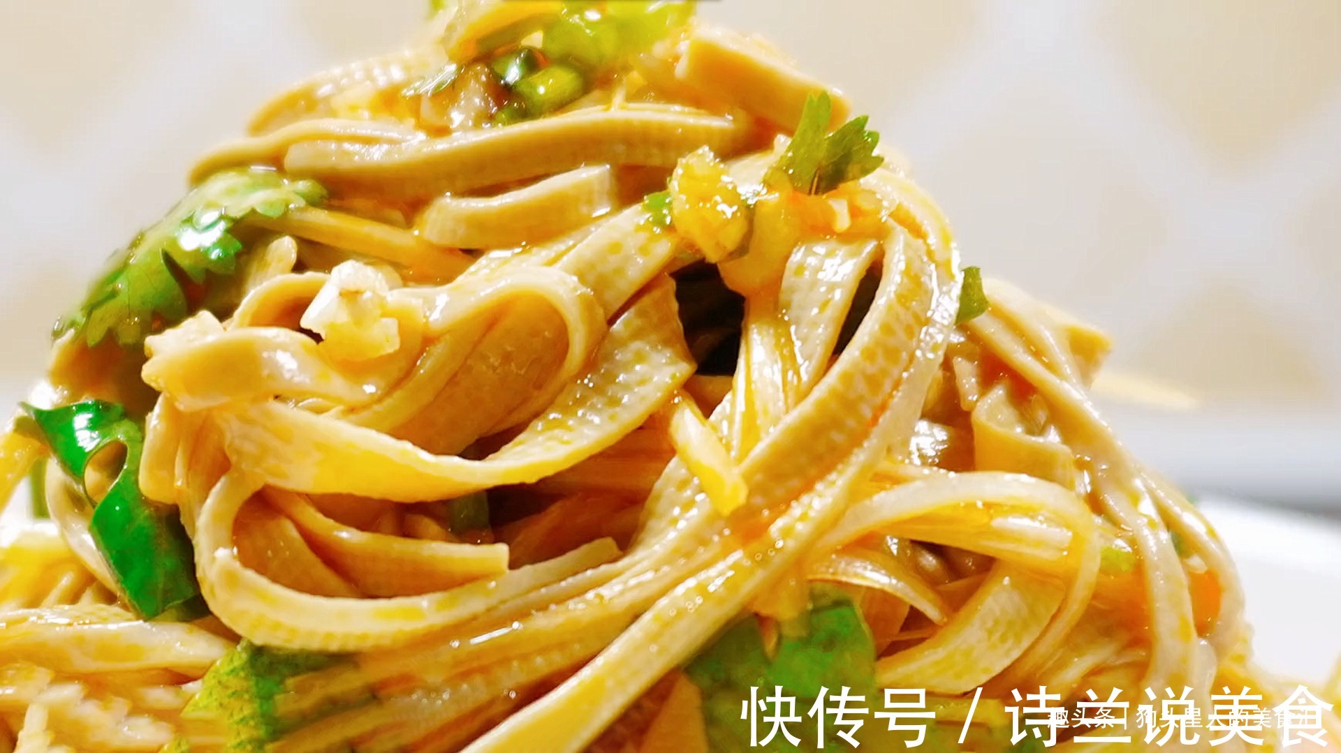 凉拌豆腐皮时，有3种食材缺一不可，筋道好吃无腥味