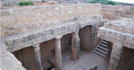 王家$意想不到的盗墓贼, 王墓上建房居住, 用二十年打穿, 专家来了!