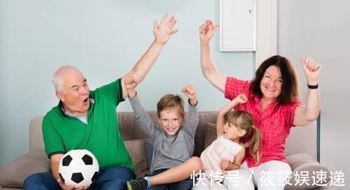 育儿观|爸爸带娃偷偷来看爷爷,看到爷爷的表情后,可以说真的是很宠溺了