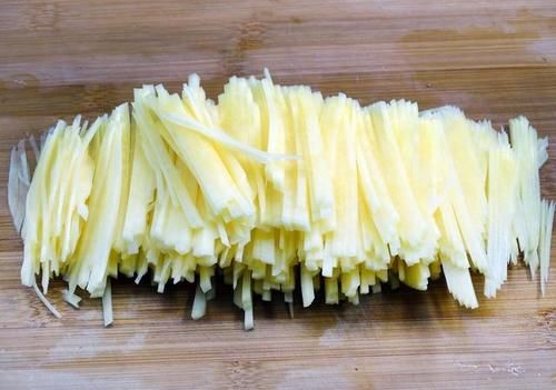 这样炒出来的土豆丝，酸辣可口，香味扑鼻，下饭的很