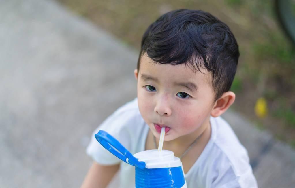 家里|有种杯子“毒性”很大，长期使用对孩子健康无益，家里有的快扔掉