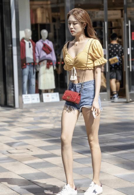 终于|嫌弃天气太闷热, 表妹在上衣腰间“裁一刀”, 这下终于不嫌热了