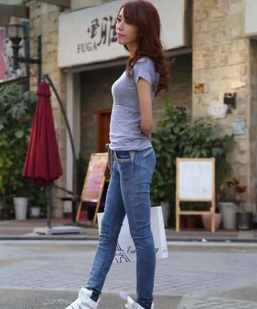 小姐姐牛仔裤搭配简单的短袖,衬托出温婉甜美气质