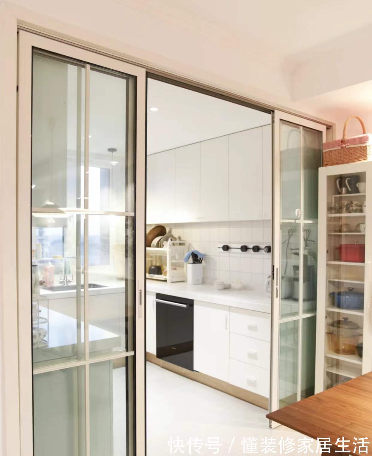 推拉门|厨房推拉门我换了3次,才搞明白是吊轨好还是地轨好,建议你看看