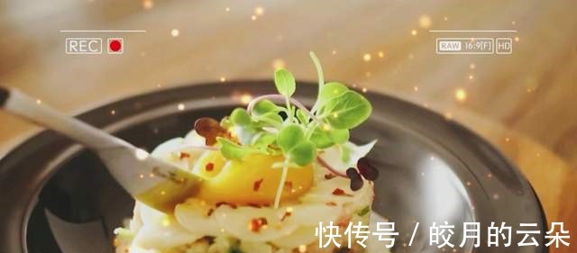 搭配|开启剩饭新模式,不炒、不煮、不蒸,搭配1个鸡蛋,出锅秒光盘!