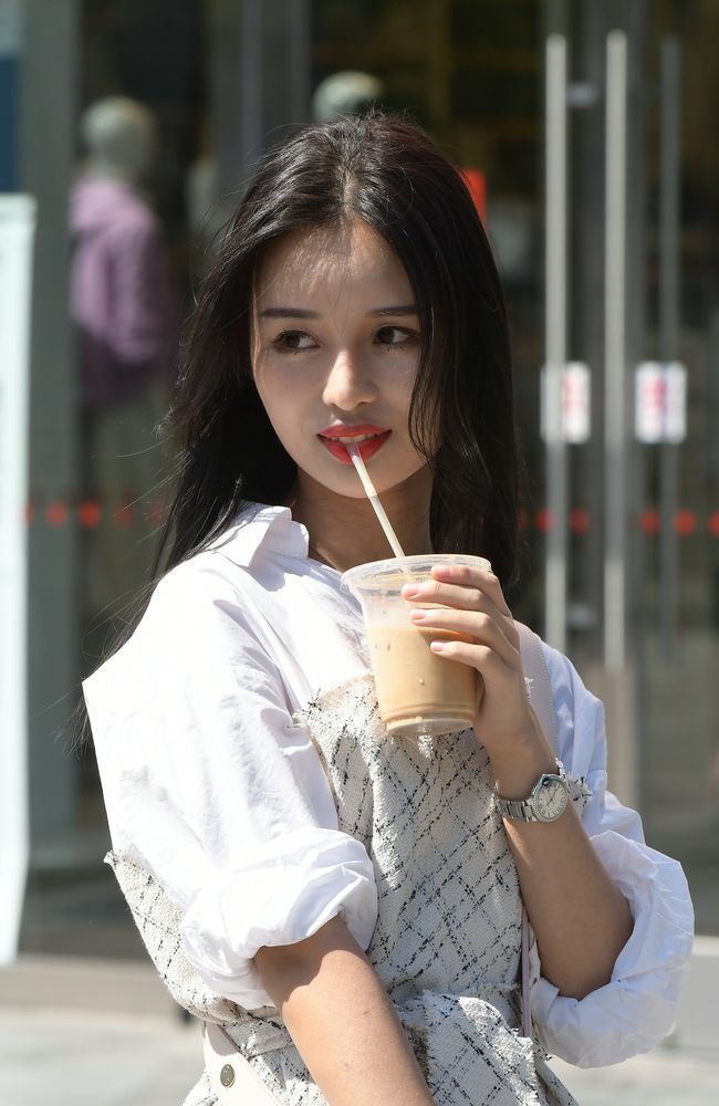 酷气|连衣裙叠加小披肩的设计，增加造型层次感，展示优雅酷气的御姐风