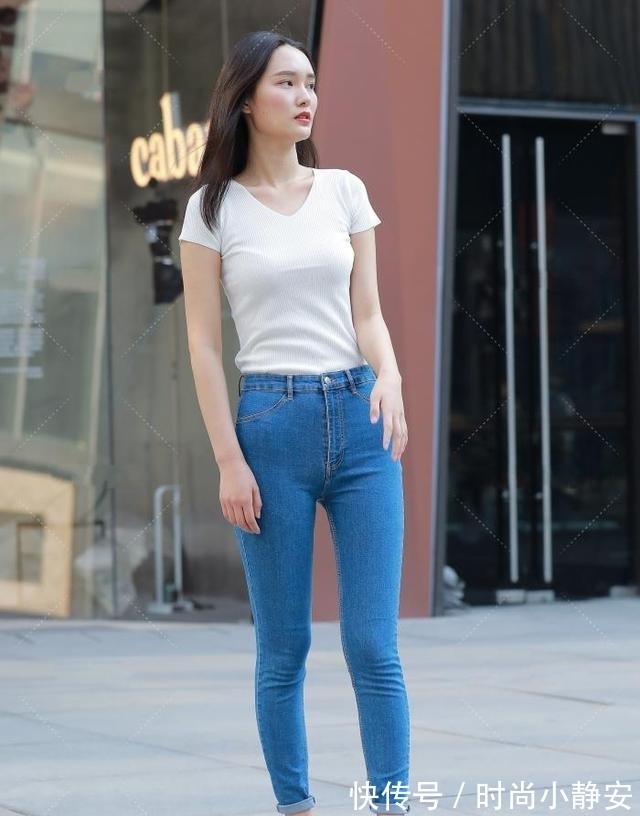 针织 白色针织服搭配蓝色牛仔裤,朴素典雅,清新时髦