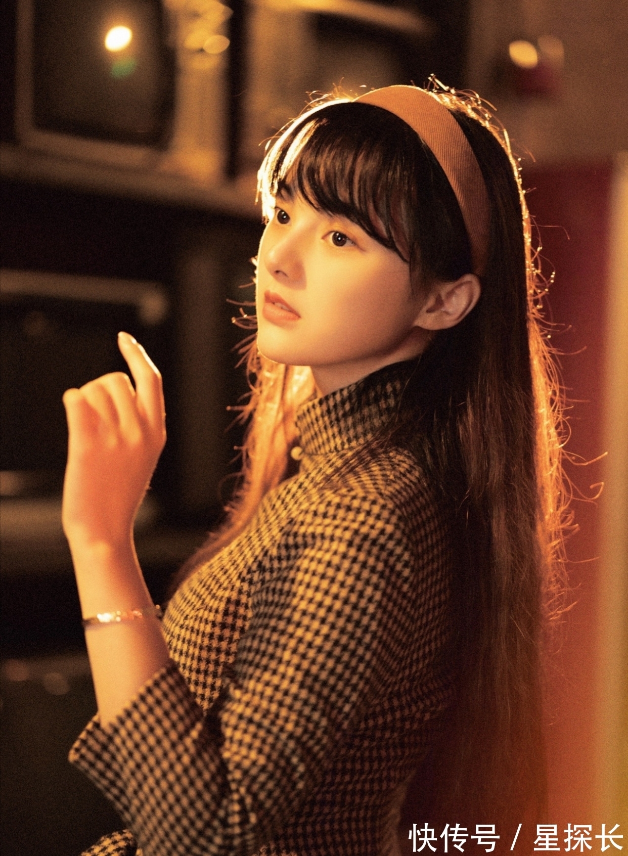 桃红!词·临江仙丨浮名依旧笑桃红。韶华随水逝,往事遇思浓