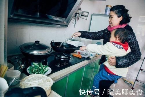 孩子|4口人挤24平米小房间,网友:就这还敢生?条件艰苦该不该生二胎