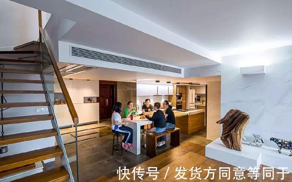 地板|老公不顾反对在地板下养鱼,老婆气到哭,半年后回到家彻底懵了