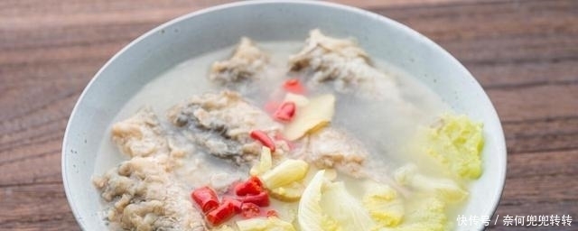 炖鱼汤时,用料酒啤酒都不行,换成半勺它,汤鲜肉美,没一点腥味