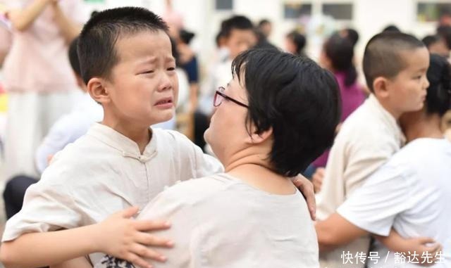 超市|孙子超市里弄碎一盒鸡蛋，店员让赔10盒，被爷爷怼得直接闭嘴了